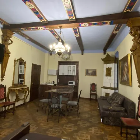 королівські на вулиці лесі українки 19 *