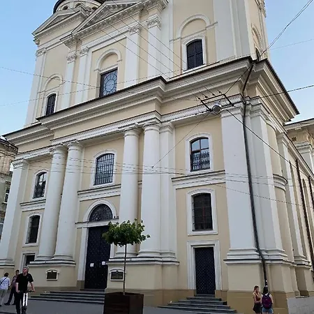 королівські на вулиці лесі українки 19 *